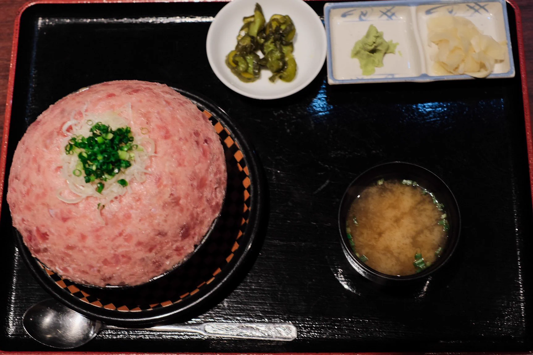 もはやご飯はおまけ程度？爆盛りネギトロ丼がヤバすぎるwww