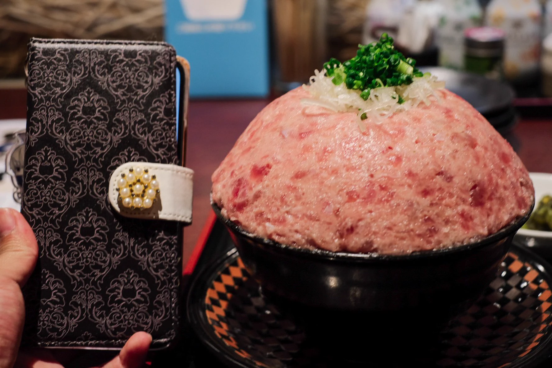 もはやご飯はおまけ程度？爆盛りネギトロ丼がヤバすぎるwww