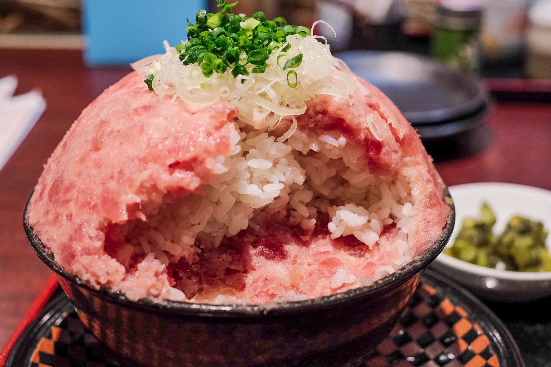 もはやご飯はおまけ程度？爆盛りネギトロ丼がヤバすぎるwww