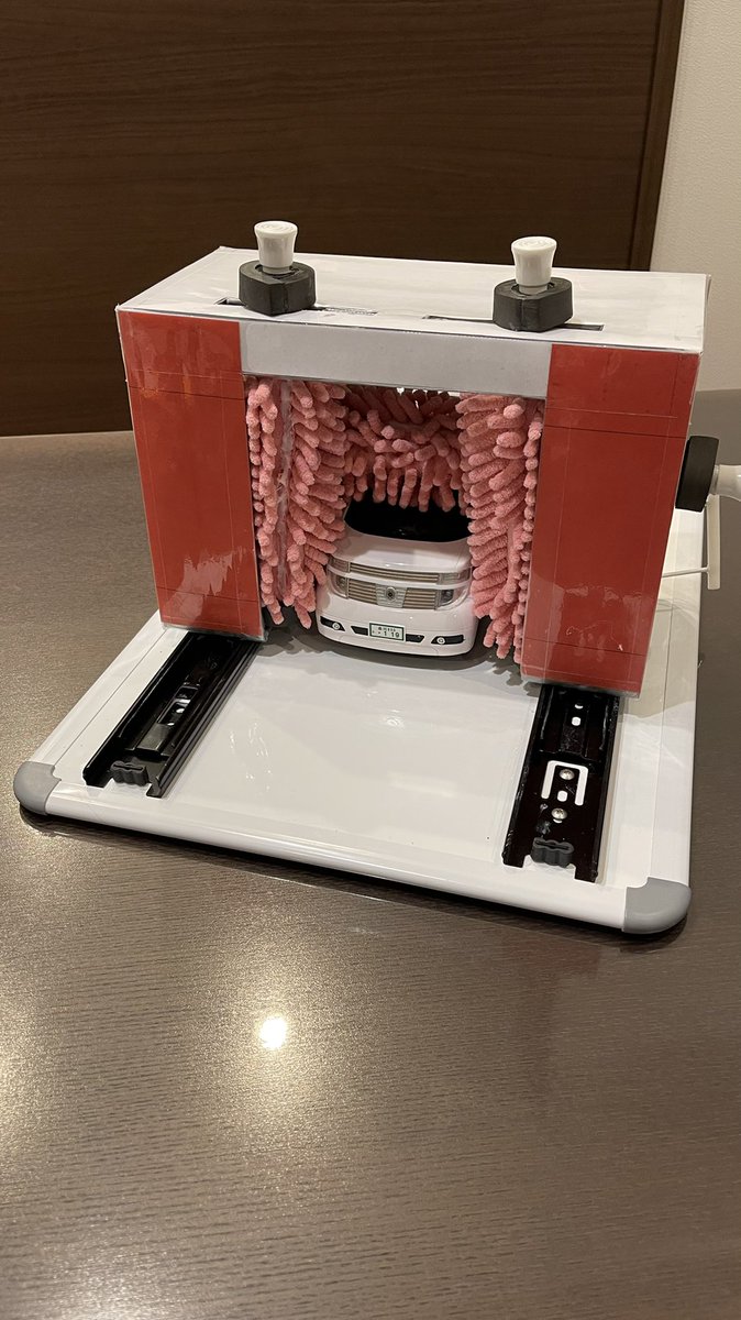 chip_aa's tweet photo. 三度の飯より洗車機が好きな息子にせがまれて洗車機作った(？)
要望多すぎてめちゃくちゃ大変だったよー😭
大きい車が入る洗車機…タカラトミーさんかバンダイさんでもどこでもいいから販売してくださいませんか😂 https://t.co/KTXPp8DznM