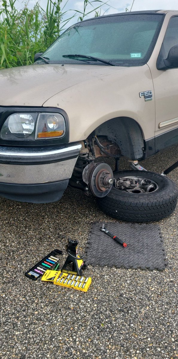 With150's tweet photo. My $5 dust cover fell off, which led to a 29 hour delay in Mobile, a junkyard adventure and an upgraded brake from an Expedition. 
Made a new friend, though. We're in Florida now. 

#cheapcarchallenge #ford #f150 #10thgen https://t.co/L1XDerFEOH