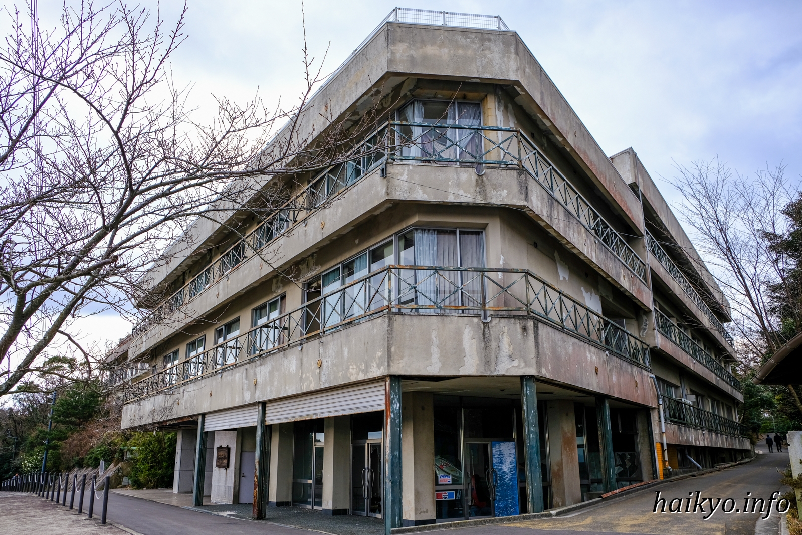 廃墟検索地図 Haiken on X: ホテル甚五郎 ホテル甚五郎は、香川県高松市屋島東町の廃ホテル。屋島山上駐車場にほど近い、自動車の入れない遊歩道沿いに位置する。「甚○郎」「ホテルJ」等として紹介されていることもある。  1960年創業。素晴らしい眺... 廃墟 写真 ...