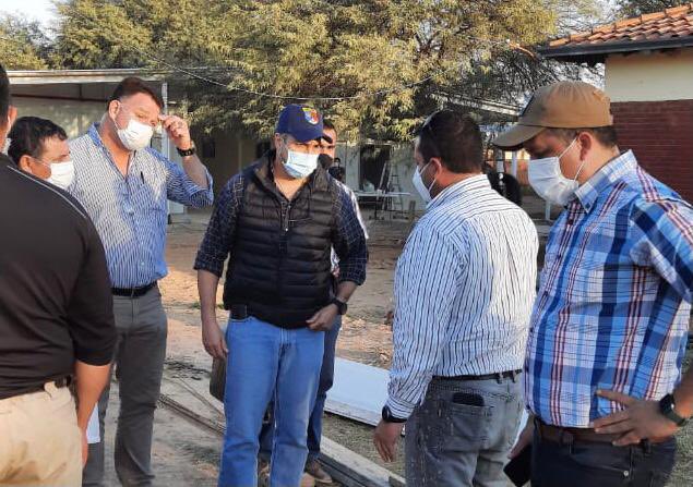 PresidenciaPy's tweet photo. El presidente @MaritoAbdo verificó en la tarde de este sábado los trabajos que se vienen realizando para la construcción del primer pabellón de contingencia del Chaco. El bloque para atención de pacientes respiratorios está ubicado en el Hospital de Mcal. Estigarribia, Boquerón. https://t.co/oi4lw5mC5C