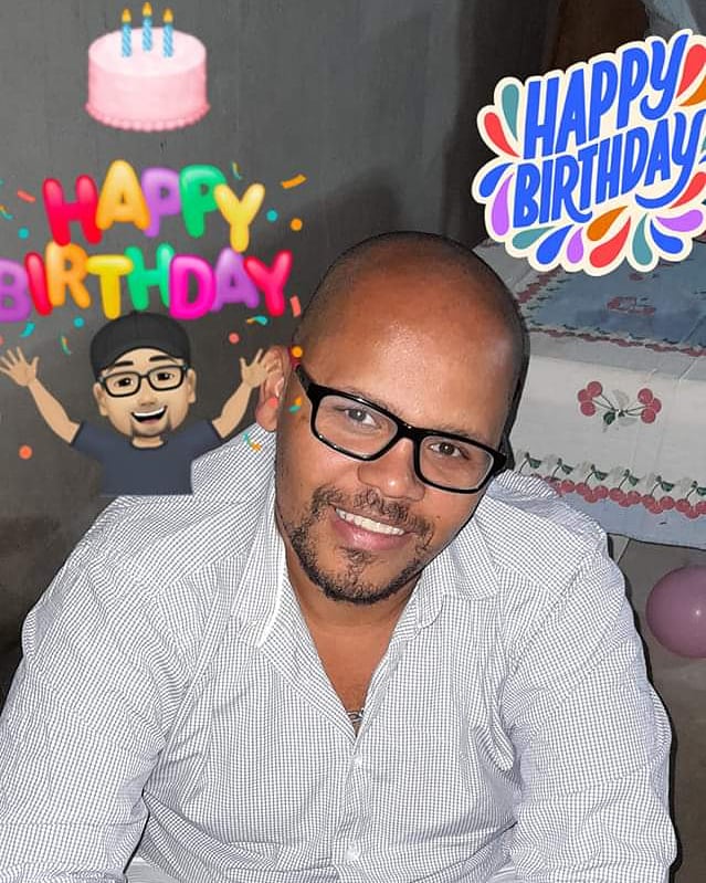 E hj chego aos 42 anos, que ano difícil foi esse que passei nesse 41 anos, muitas perdas, muitos choros, muitas despedidas, hj só quero agradecer por estar vivo e com saúde, por meus 3 filhos estarem vivos, agradecer pela vida da Eliane, que seja um novo ciclo bem melhor pra nós.