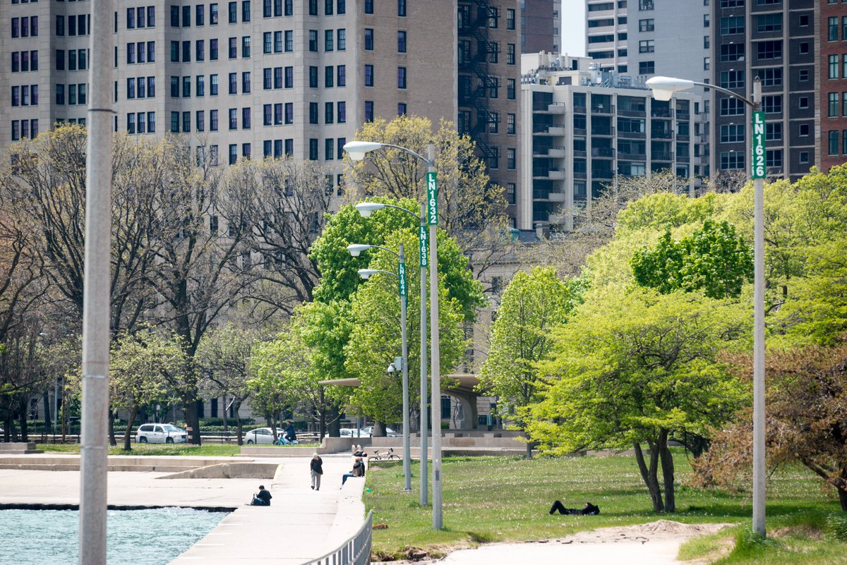 ChicagoOEMC's tweet photo. We encourage residents along the lakefront to be aware of Pole Markers, the green and white signs affixed to street light poles with number location identifiers to help identify a location.  This signage aids in the response by emergency personnel to incidents. #ChicagoFireworks https://t.co/KciIikJsXX