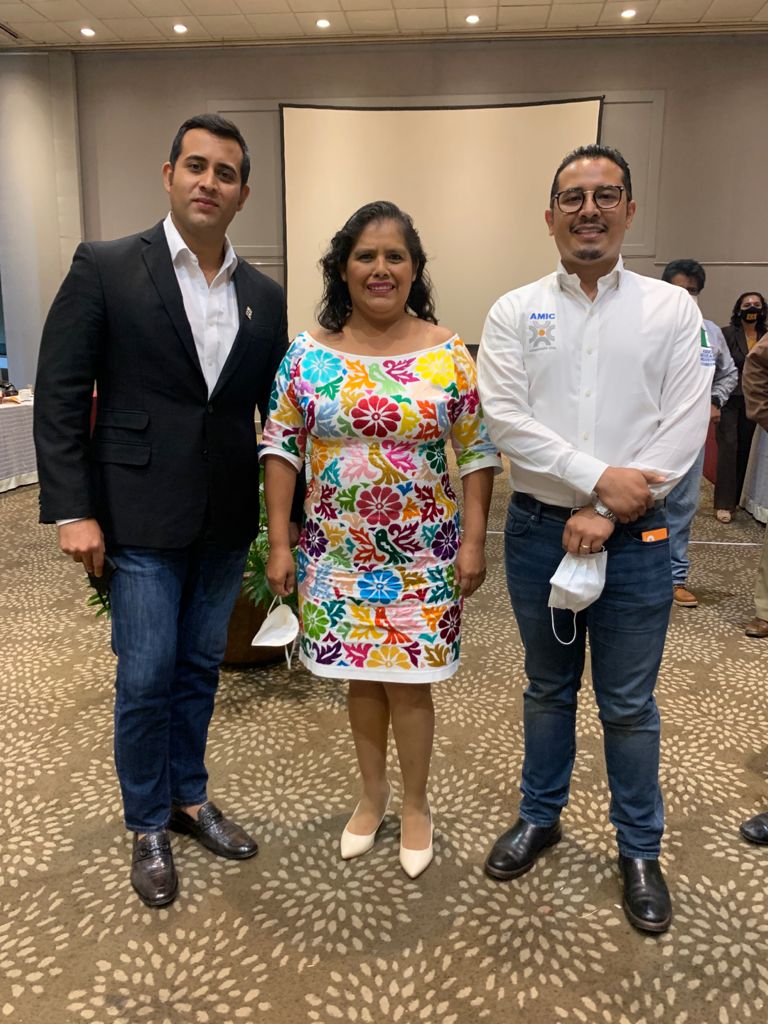 En compañía del Presidente <a href="/AmicOaxaca1/">@AmicOaxaca</a>, acordamos con la Dip. <a href="/LauraEstradaMau/">Laura Estrada Mauro</a> un encuentro con #SociosAMIC con el objetivo de fortalecer a las #Mipymes del sector de la construcción. 
#Oaxaca #SomosAMIC <a href="/JavierPorOaxaca/">Javier Chávez</a> <a href="/AMICNacional/">AMIC Nacional</a> <a href="/rigarciadeleon/">Ricardo García de León</a> <a href="/AmicJovenes/">AMIC Comisión Empresarios Jóvenes</a> <a href="/AMICVeracruz/">AMIC Veracruz</a>