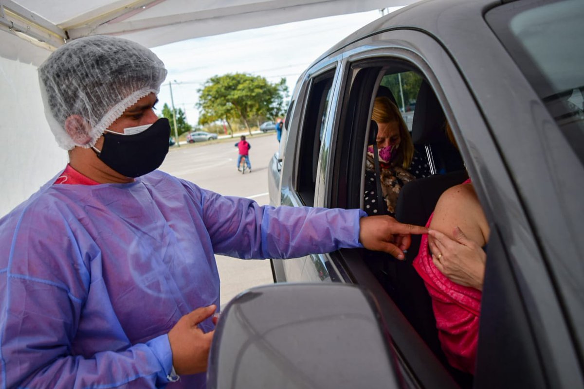 GobDeLaRioja's tweet photo. Hoy se concretó una nueva jornada de #Vacunauto 🚗 la Campaña de Vacunación Antigripal ambulatoria destinada a personas de 65 años, niños y niñas de 6 a 24 meses, y grupos de riesgo. 

📌 También se repetirá el domingo de 14 a 17 horas en el playón del Superdomo. https://t.co/PhiZm1Z2Q5