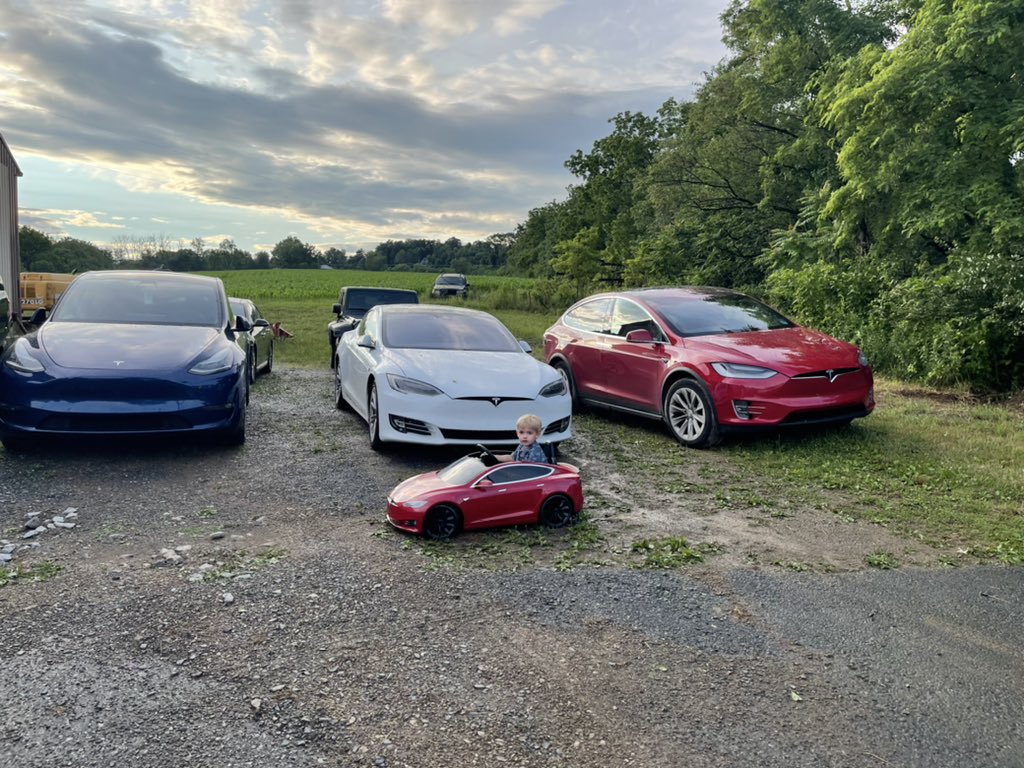 nyeager's tweet photo. #RedWhiteBlue happy 4th and happy birthday Calvin! @elonmusk https://t.co/rYG4AVsD73