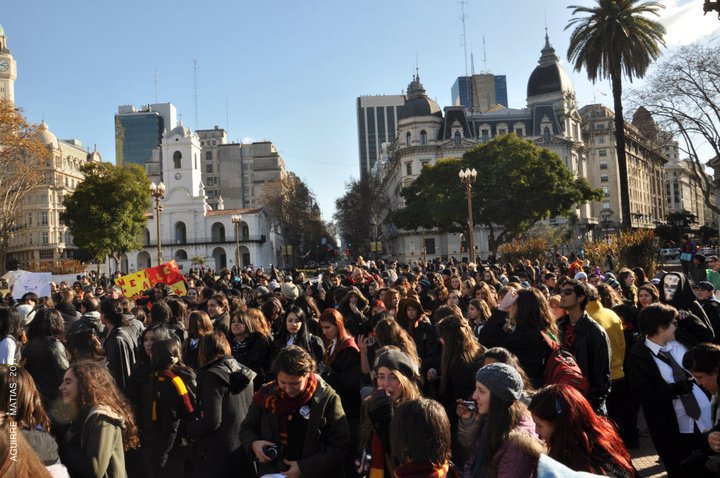 ChpArgentina's tweet photo. Hace nada más y nada menos que ✨DIEZ AÑOS✨ las calles porteñas eran copadas por miles de magos y brujas, en nuestra primera #Potterwalk ⚡ https://t.co/fh1mn6p98g