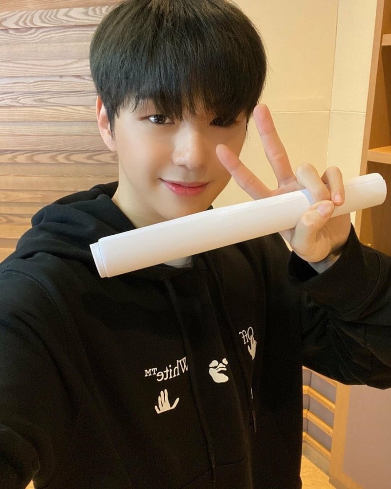 ossdn1202's tweet photo. 오늘도 브이✌
(손에 든거 대본 아님

#강다니엘 #KANGDANIEL  @konnect_danielk https://t.co/xJloG0o4uB