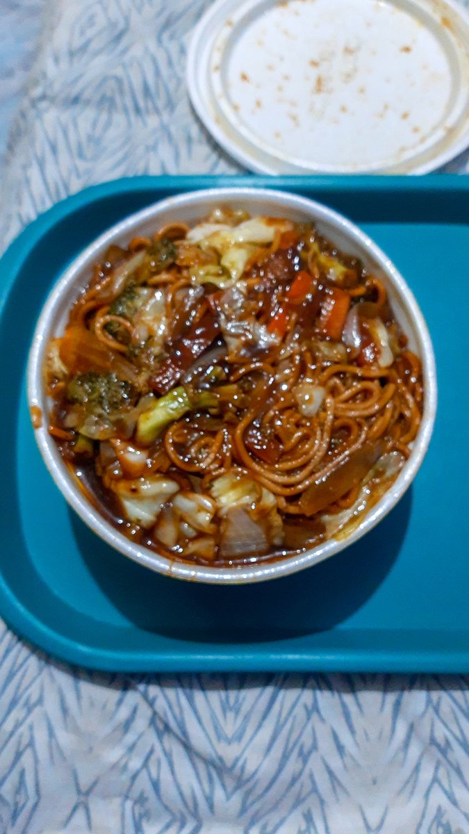 ogabesilvz's tweet photo. Jantinha de hoje porém queria que o mo pagasse, aí me toquei que não tem mo, é só eu lascado e fudido e descontado minhas frustrações na comida.
#yakisoba #evida https://t.co/loPRxSnThi