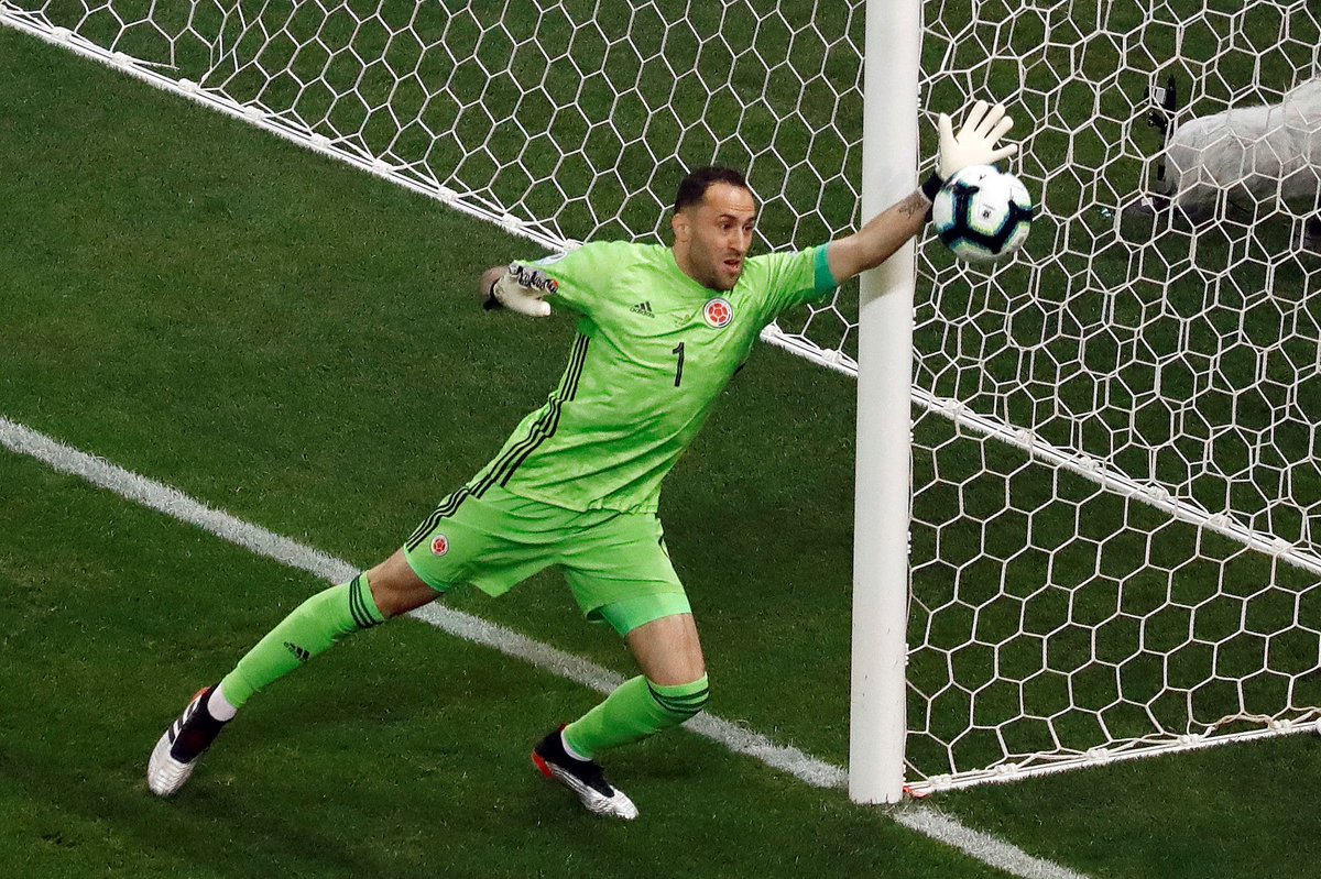 Juezcentral's tweet photo. Justo el día que David Ospina supera al Pibe Valderrama como el futbolista con más partidos en la selección mayor (112), mete a Colombia a semis de Copa América con 2 atajadas en la tanda. SIEMPRE protagonista David. De los grandes del fútbol colombiano. https://t.co/obLdPDkWj7