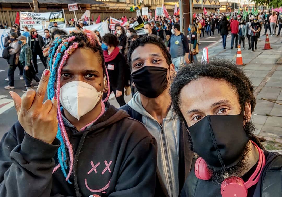 markvynny's tweet photo. Nossa militância negra, LGBT e trabalhista no ato 3J pedindo FORA BOLSONARO GENOCIDA!
#3J
#3Jpovonasruas
#forabolsonaros
#forabolsonarogenocida
#trabalhismo
#diversidadetrabalhista
#pdtdiversidadepoa
#lgbtsnopoder
#tempretonosul
#blackisking
#pretoputo https://t.co/VUwghThFod