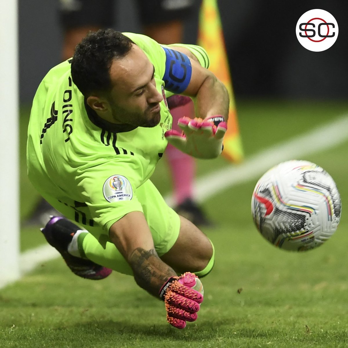SportsCenter_nt's tweet photo. ¡David Ospina se convirtió en el héroe de Colombia! 😎

El arquero colombiano atajó dos penales y comandó el triunfo de su equipo sobre Uruguay. 💥⚽

*Colombia espera a Argentina o Ecuador en semifinales de la #CopaAmérica.

https://t.co/XUe9r2jpEt https://t.co/ONoxZGl6Qp