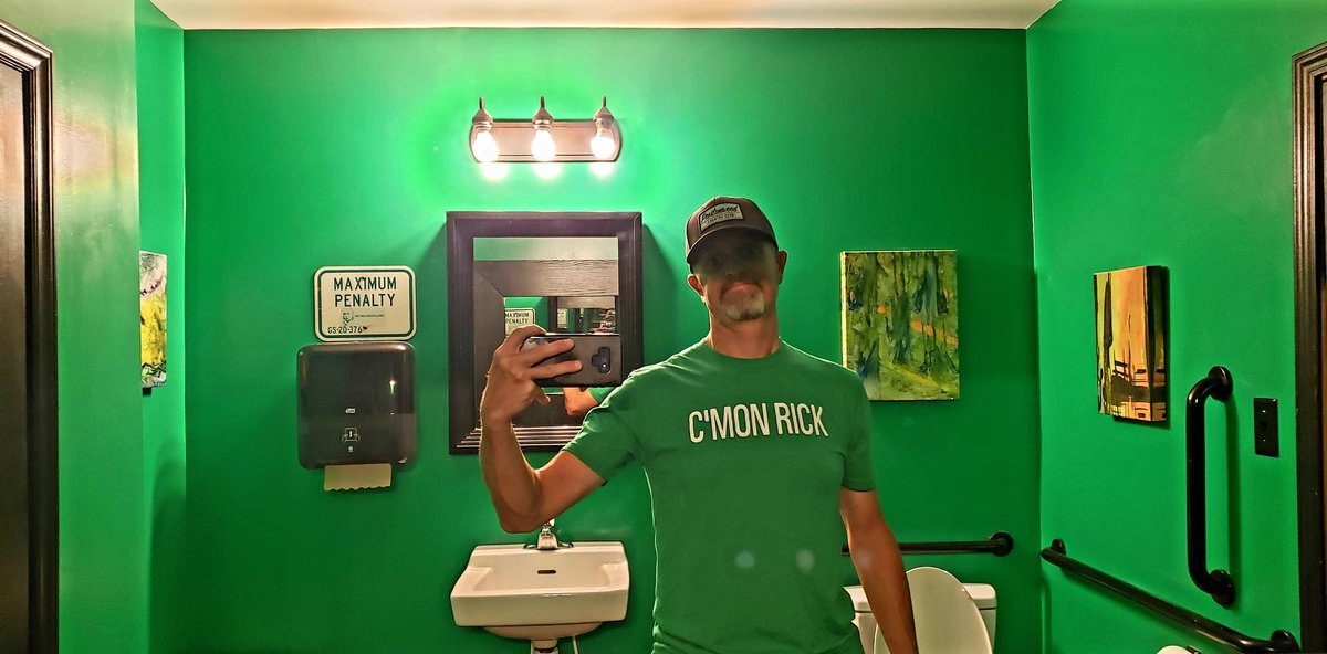 SeanGDennis1's tweet photo. A very green shirt in a very green bathroom
@chasingscratch0
#cmonrick
#probablyillegal https://t.co/rVrAy29lPd