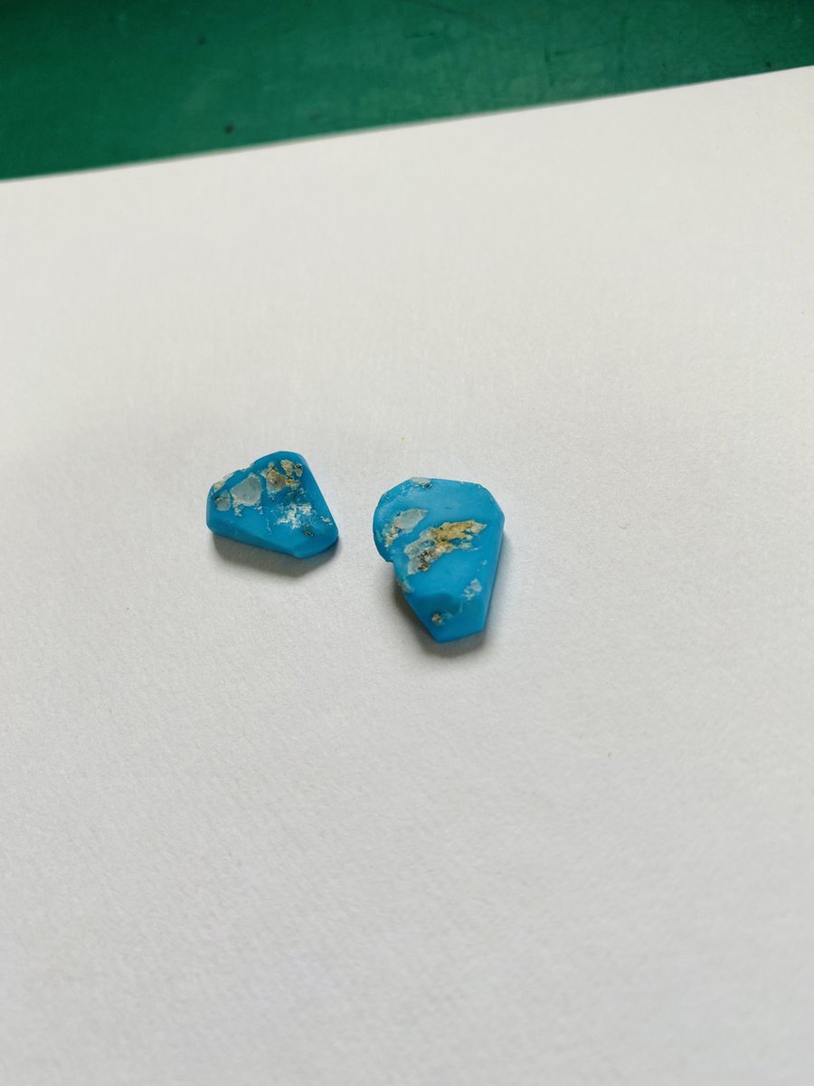 yokozxcv's tweet image. ターコイズをピアスにしたくて、2つに魔法で割って、
ひたすら包丁研ぎ石でとぎました。
小さくて指が痛くて今日はここまで。
なかなか艶が出ないです。#Hyotan磨き隊