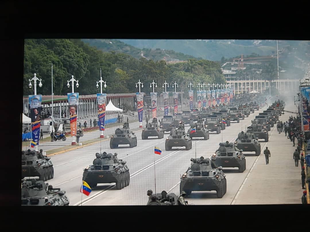 📡 La viceministro @VirguezErika verificó las pruebas de transmisión en vivo del desfile con motivo del Día de la #FANB, durante la práctica que se efectuó este sábado

#5Jul
#FirmezaPatriótica