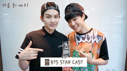 BTStrad0613's tweet photo. (...) el salto mortal al principio y cambié de canal de la impresión... Lo llamé justo después que terminó.

Jimin: Me conmovió que Suga me llamara después de la presentación. Seguí bailando en el escenario, no sabía que estaba lastimado. https://t.co/scQLekdT0T