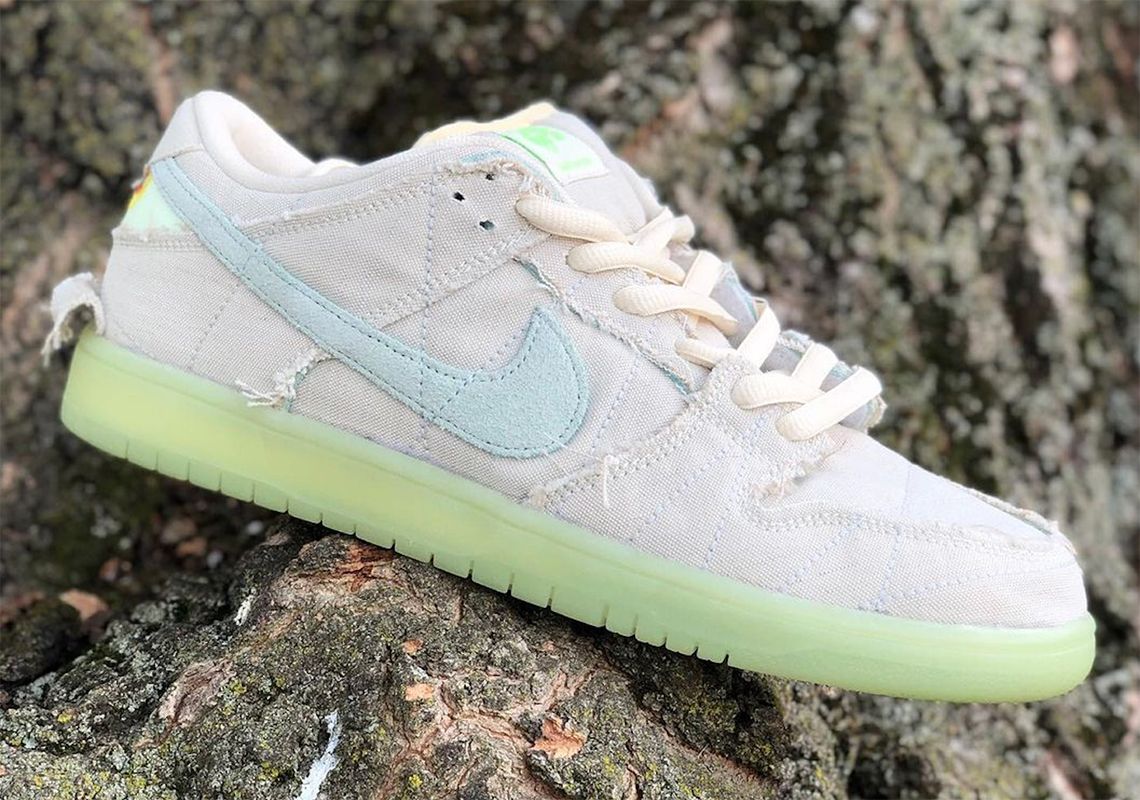 Sneaker News on X Nike SB Dunk Low Mummy coming for Halloween 2021. You can remove the outer wrap to reveal a hidden layer. Also has glow in the dark soles https t YN1mnjKdHO https t PaXhEN3IV6 ...