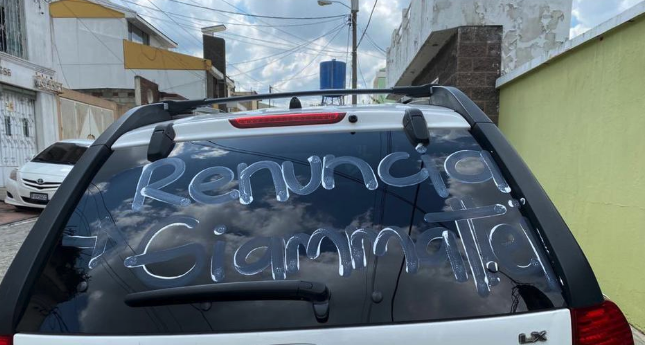 soy_502's tweet photo. 📣PROTESTA | Impulsan campaña para exigir la renuncia de Giammattei

Mensajes en vehículos y en diferentes puntos del país. De esto se trata: https://t.co/KFMCyvNEYg https://t.co/odUg1pVJuh