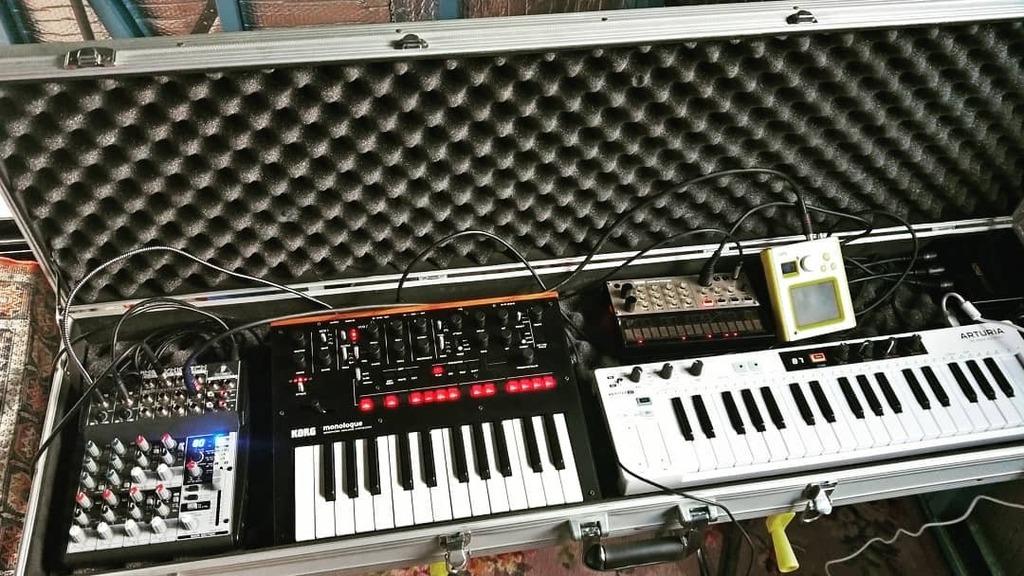 wraithdragonart's tweet photo. Synth Sunday.
My partner got me this case from the dump recently. It's brand new, and cost a hefty $4. No lie, it has changed my life. I can open it up, plug in power leads, and I'm ready to rock.
#synth #synthsunday #korgmonologue #korgvolcakeys #art… https://t.co/vOkBZ4h9T5 https://t.co/qUQuRwBAQ7