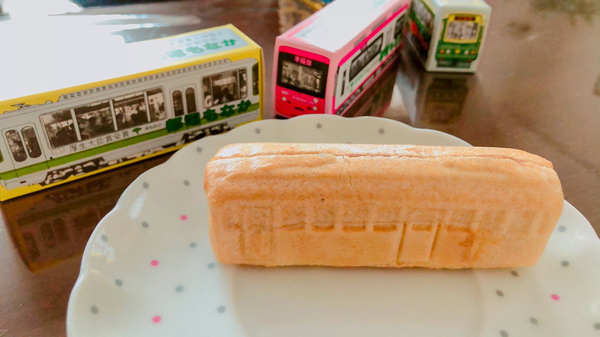 ippei_peipei's tweet photo. "都電もなか" Toram Monaka, 5 cars ¥800

Monaka is a bean paste sandwiched by crisp wafers, which is a traditional Japanese sweets!

What a lovely cute packaging!! https://t.co/lCGnhsDgRY