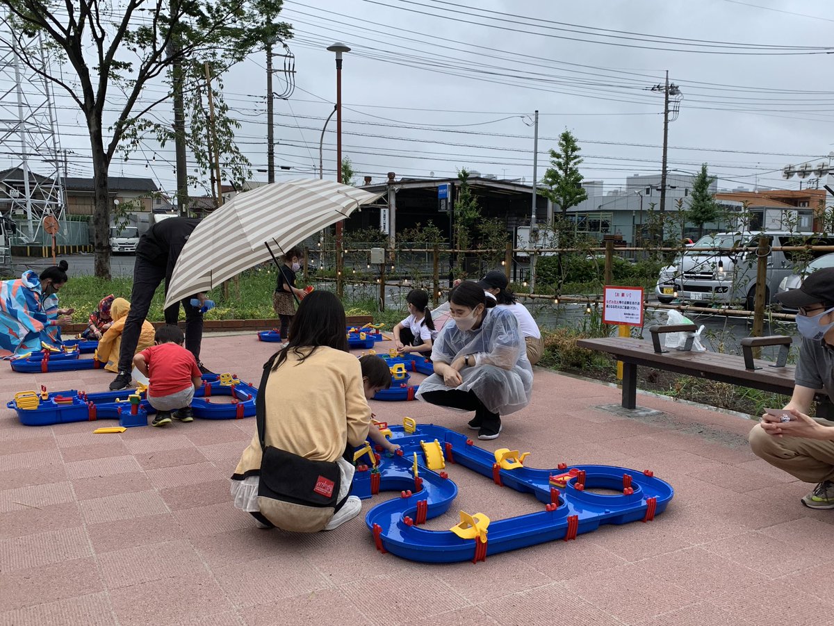 tachibanafes's tweet photo. 紙芝居ワークショップや水遊び、ステージではビンゴ大会が開かれています💡
#たちばなフェス https://t.co/UyloFugmcH