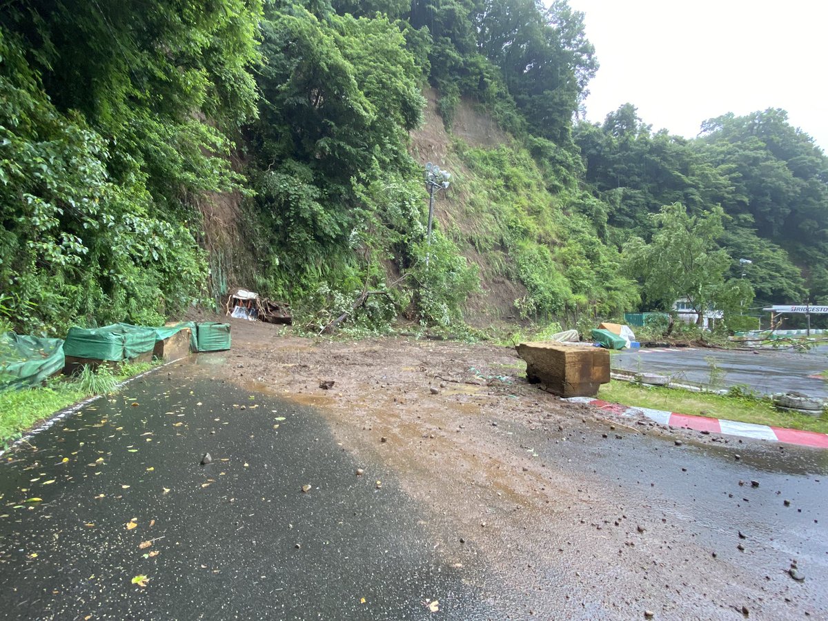 ooimazda_kl's tweet photo. 【お知らせ】コースの、のり面が数カ所崩れました。タワーにも被害が出ており、しばらく営業は無理そうです。明日から復旧工事に入りますが、天気によって進捗は変わると思います。随時ご報告しますが、工事車両の妨げになるので、見学等はお控え下さい。 https://t.co/NcwAz3VZxK