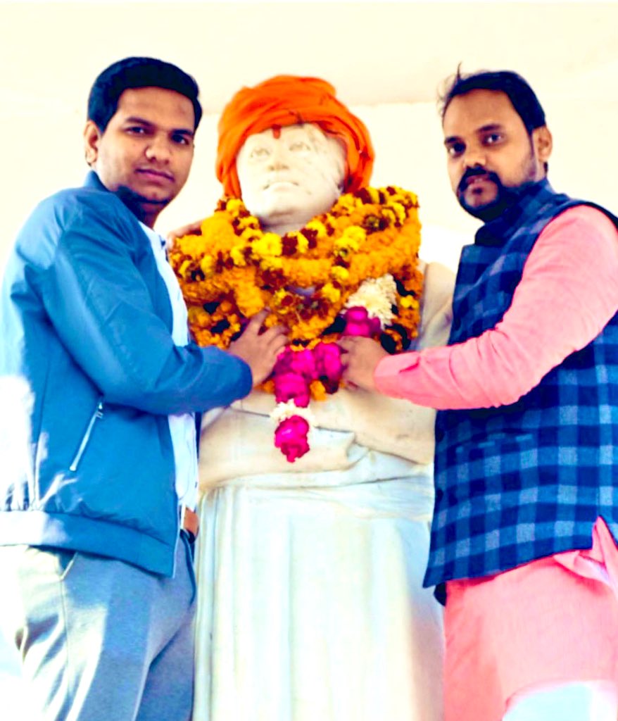 RaviGuptaBJYM's tweet photo. भारतीय संस्कृति एवं राष्ट्र भाषा हिंदी को विश्व पटल पर सुशोभित करने बाले स्वामी विवेकानंद जी की 119 वीं पुण्य तिथि पर शत शत नमन बंदन।🙏 https://t.co/q4Jv26r5Va