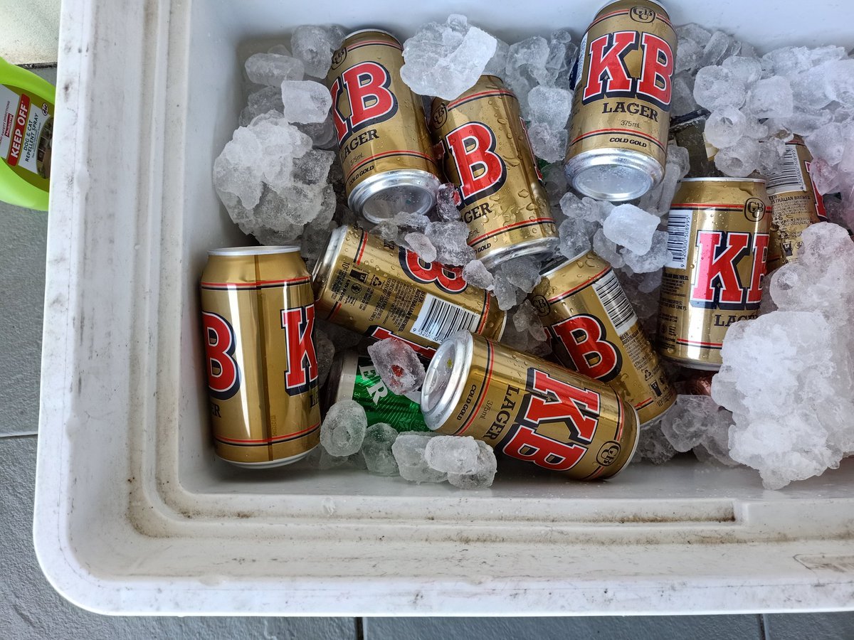 texy71's tweet photo. Spotted, purchased, all secured and ready to be devoured. @BuzzRothfield @markMGgeyer @hkdarren @HastingsFred #KB #coldgold #crisp https://t.co/uznzVQdHvJ