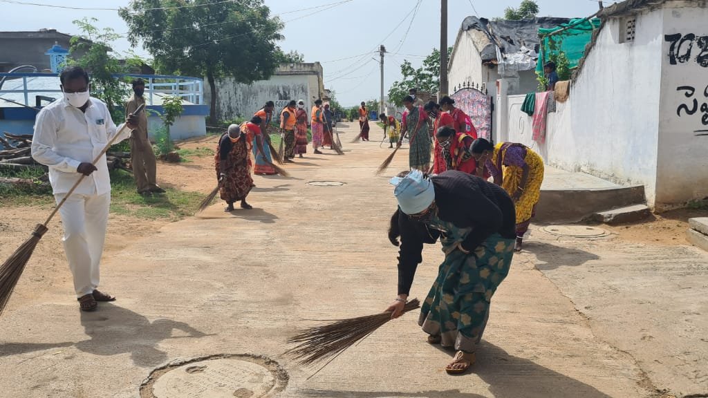 AliabadGp's tweet photo. Day 4 #PallePragathi at GP Aliabad all villagers and Elected Representative have participated in Shramadhanam and Plantation under the program of #HarithaHaram https://t.co/qvMRwIMgKo