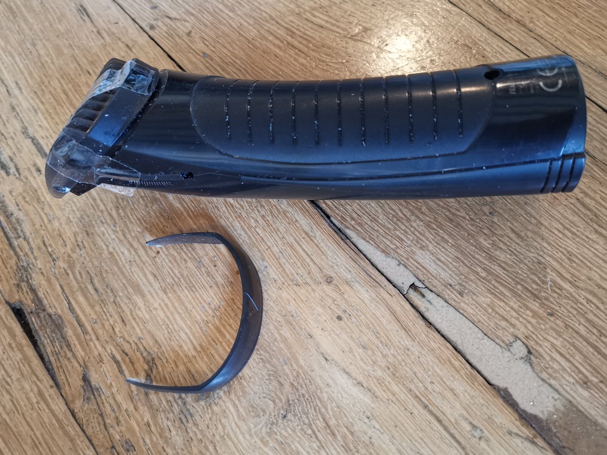 FredericLucard's tweet photo. Quand tu remplaces le guide de coupe en plastique à 3 € de ta #tondeuse @BaByliss et qu'il casse en 2 semaines... Démarche #qualité ? Remboursement client ?? Problème de conception ? https://t.co/WHZSRjpMZv