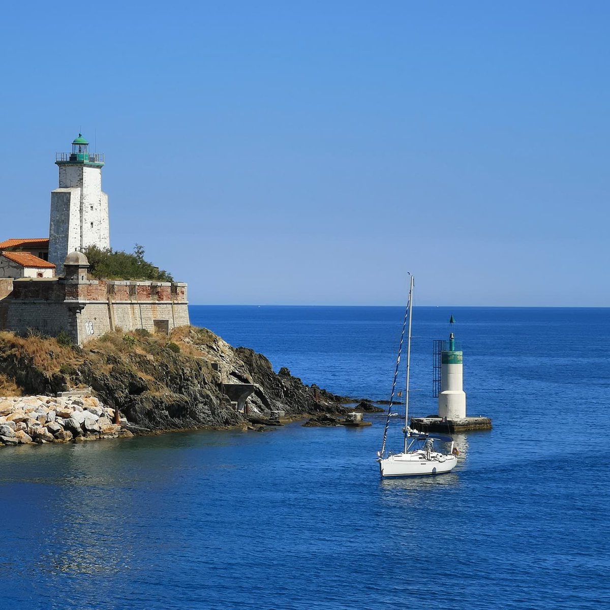 boussemaer_art's tweet photo. Trois magnifiques #phares situés entre #PortVendres et #Banyuls (#PyrénéesOrientales, #Occitanie) observés depuis le #sentierlittoral. Photos : #phare de la Jetée, phare du #CapBear et Redoute du Fanal https://t.co/mrKesalivF
