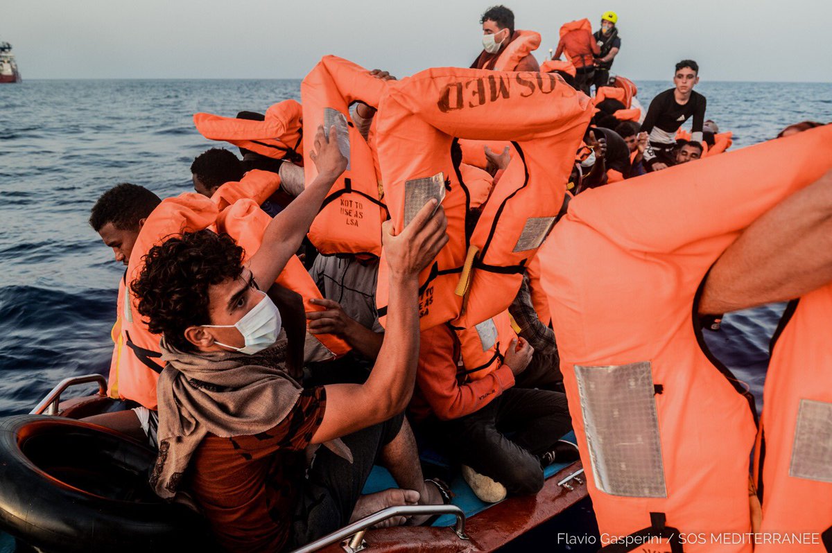 soshumanity_de's tweet photo. Das @SOSMEDInlt Team führte seine 4. Rettung in 4 Tagen durch. 67 Menschen wurden von einem überfüllten Holzboot gerettet. Es war kurz davor zu kentern. Unter ihnen 4 alleinreisende Frauen, 1 Kind und 20 unbegleitete Minderjährige. 132 Gerettete sind nun an Bord der #OceanViking https://t.co/Q96CgDqFGz