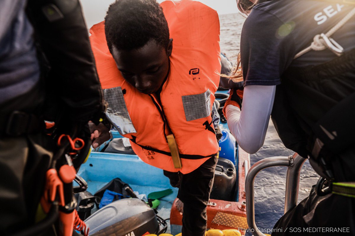 soshumanity_de's tweet photo. Das @SOSMEDInlt Team führte seine 4. Rettung in 4 Tagen durch. 67 Menschen wurden von einem überfüllten Holzboot gerettet. Es war kurz davor zu kentern. Unter ihnen 4 alleinreisende Frauen, 1 Kind und 20 unbegleitete Minderjährige. 132 Gerettete sind nun an Bord der #OceanViking https://t.co/Q96CgDqFGz