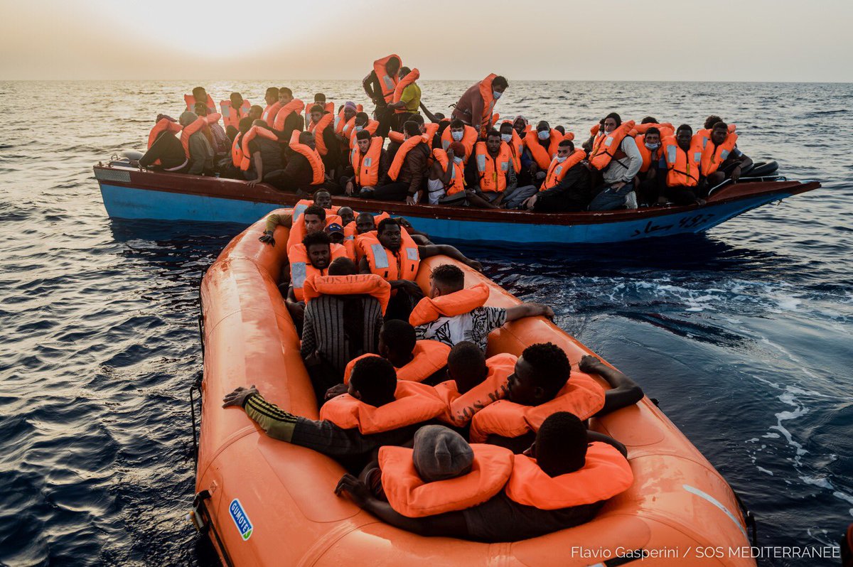 soshumanity_de's tweet photo. Das @SOSMEDInlt Team führte seine 4. Rettung in 4 Tagen durch. 67 Menschen wurden von einem überfüllten Holzboot gerettet. Es war kurz davor zu kentern. Unter ihnen 4 alleinreisende Frauen, 1 Kind und 20 unbegleitete Minderjährige. 132 Gerettete sind nun an Bord der #OceanViking https://t.co/Q96CgDqFGz