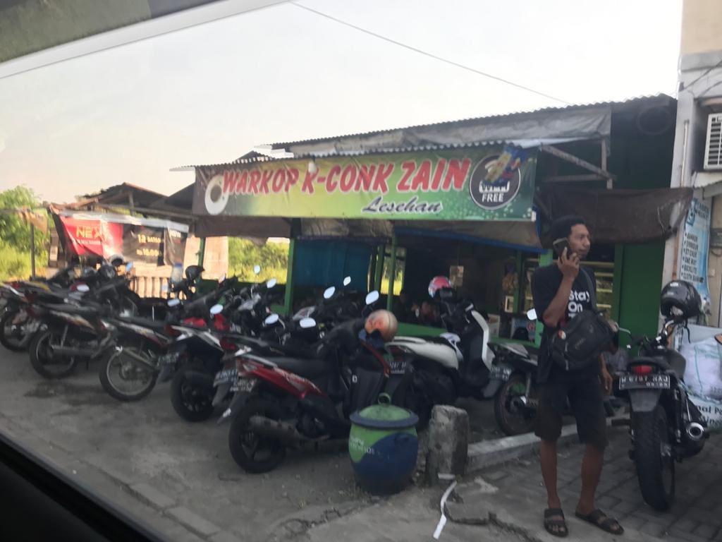 Fajarz's tweet photo. @e100ss ini jg Gununganyar, Jl Gununganyar Jaya blk Poltek Pelayaran 14:30 WIB. Byk motor parkir dpn Warkop, didalamnya rame byk orang https://t.co/TdQ9wKLbJH