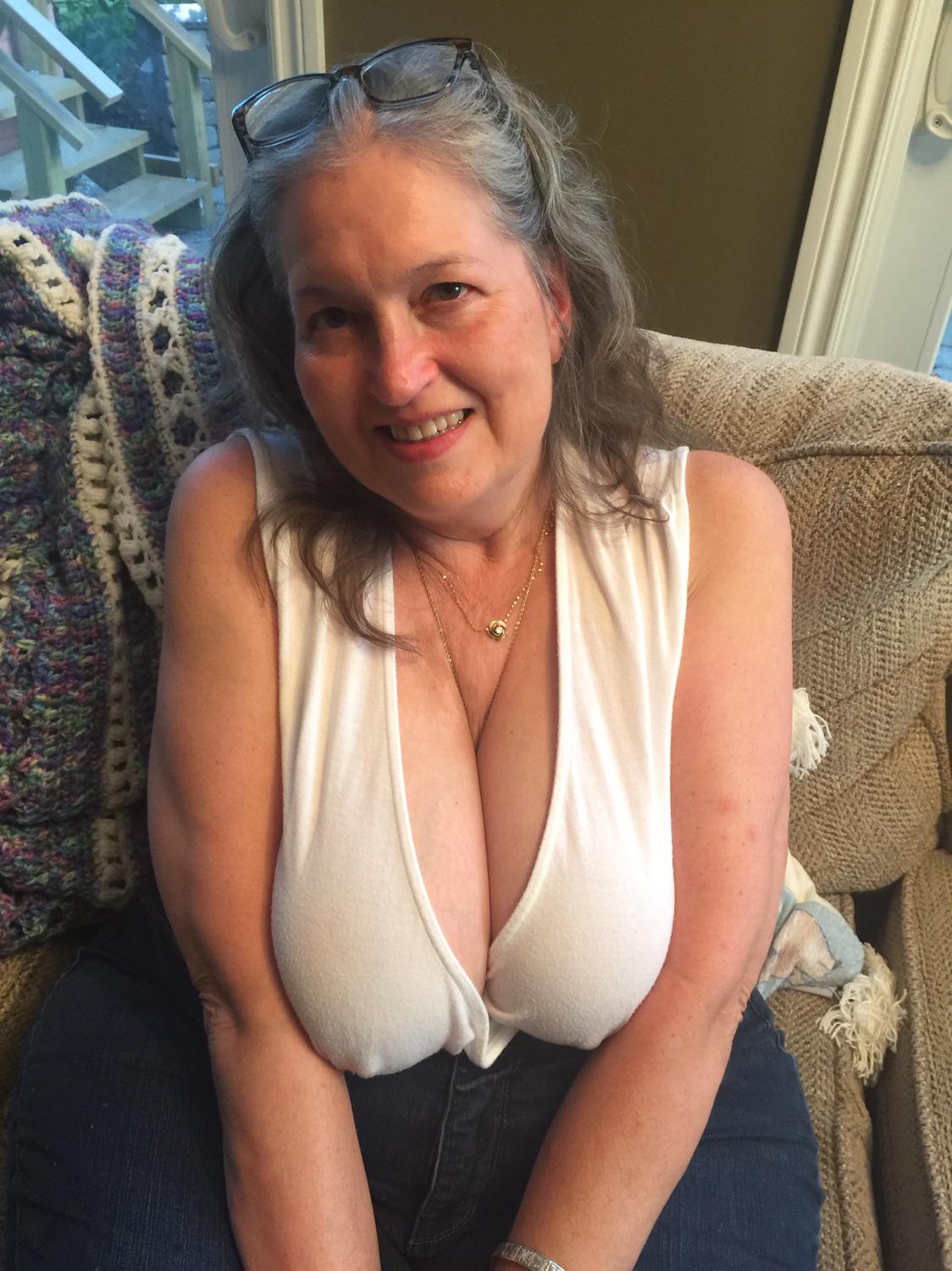 Moms Nextdoor On Twitter Braless Https T Co Lguyeweito Twitter