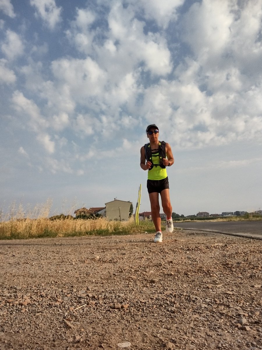 Miceli11Zaira's tweet photo. Di sole parole non si sazia nessuno..ma la buona domenica da augurare a tutti ha sempre un suono magico . Nonostante il caldo ✅:
8x1000 + 1000m lento progressivo #iocorroqui #trail #ubantrail #cloudon🥰🌹😘 https://t.co/MnYym1ccrv