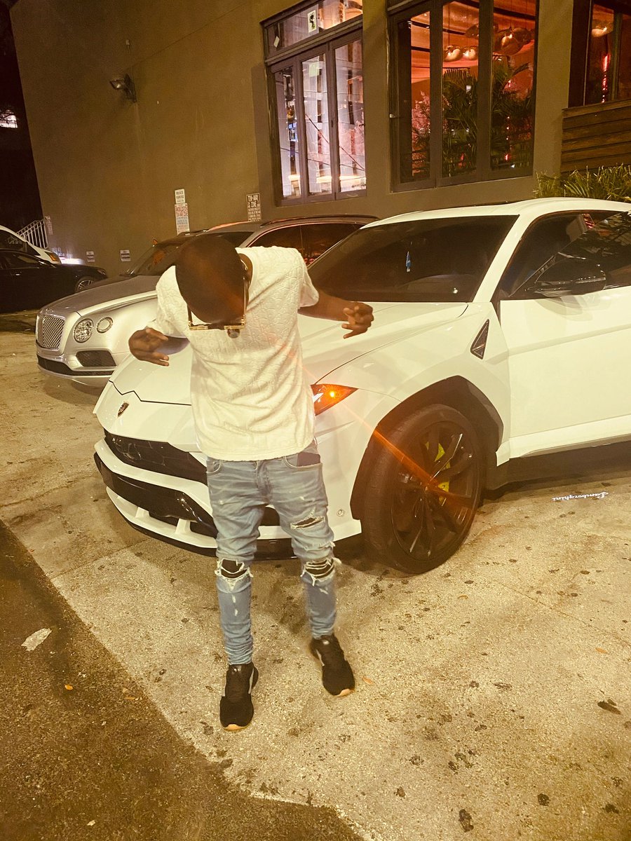 respectthejuxx's tweet photo. IN DA SPOT MOVIN STALI 20 BOTTLES MY BODY!! 🍾🍾🎉🍾 WOO WALK SO THEY WATCH ME TELL DA OPPS COME N TRY ME 😈💥
#DROPINGSOON ✍🏾
#FREEDAGUYZ 🙏🏾
#LONGLIVEDAREAL 💙
#explore
#explorepage https://t.co/HrEKKu2V2s