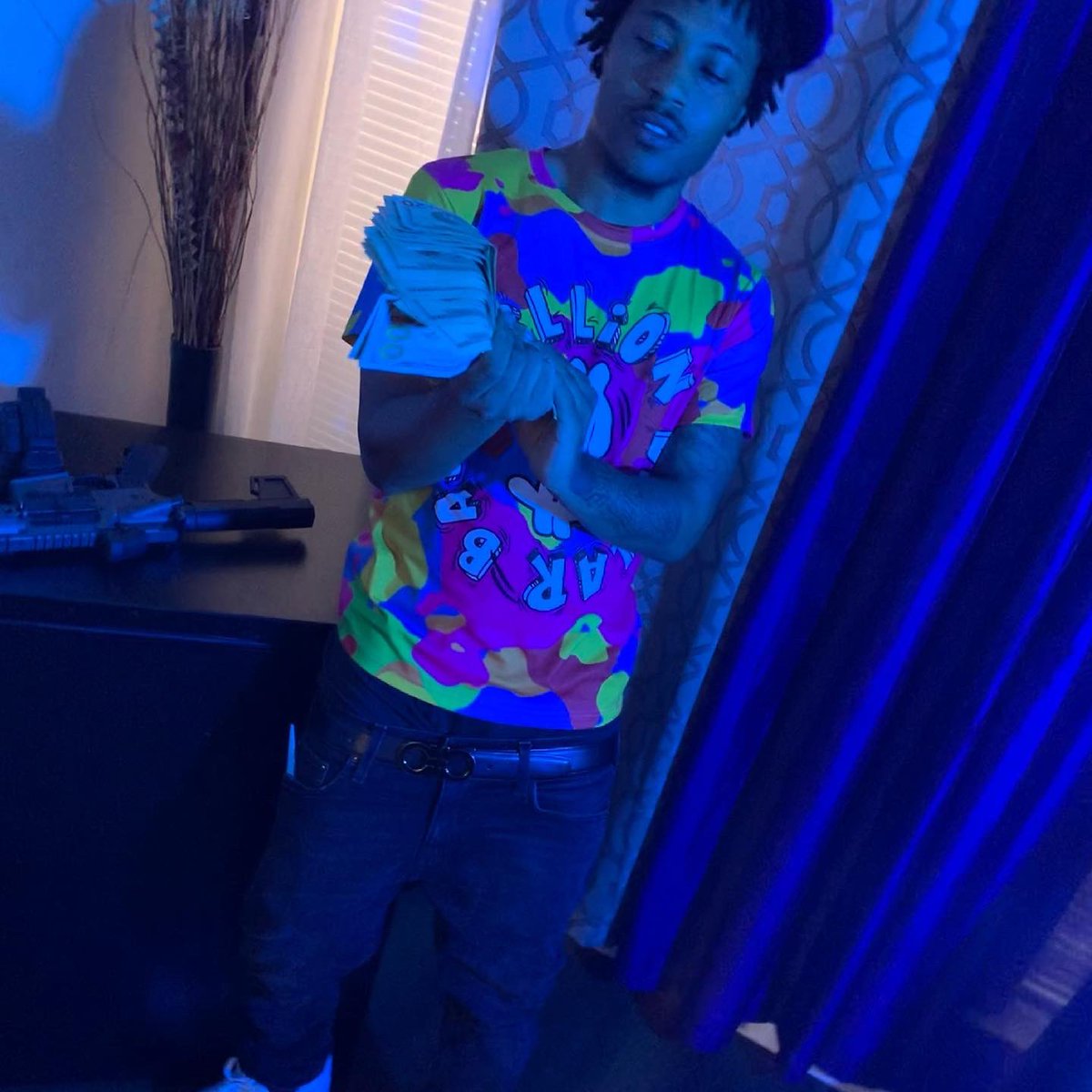 daemuuuney's tweet photo. Yung Nigga Get Paid ErrDay IF U Broke Then Ya Azz N Da Way #FreeDaTrapp🏚#TrapMuuuney🅱️idnezz @rawthenticity.houston https://t.co/YUEYKo7f69