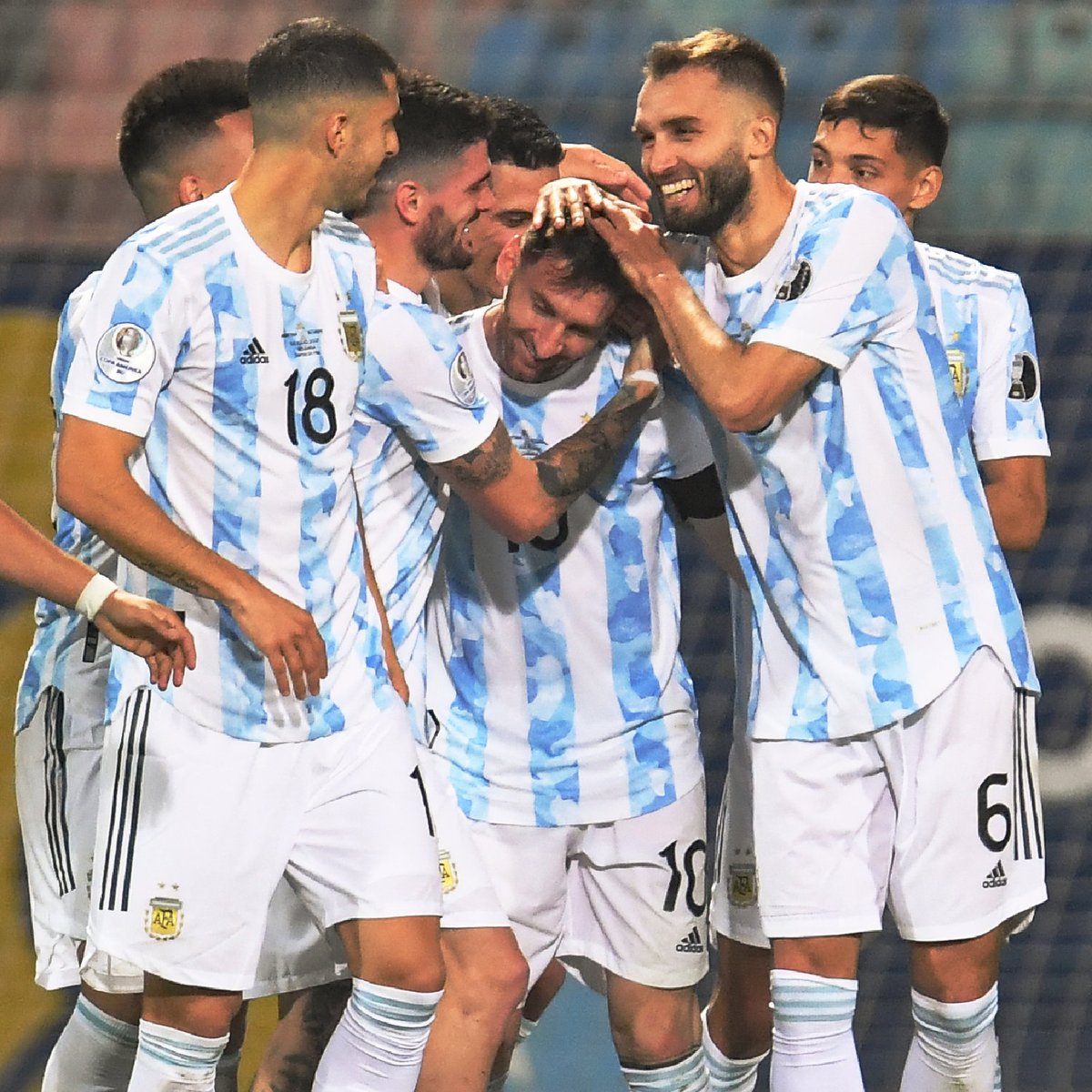 brfootball's tweet photo. Messi is getting all the love from his teammates 🤗 https://t.co/7pnqC1i9wW