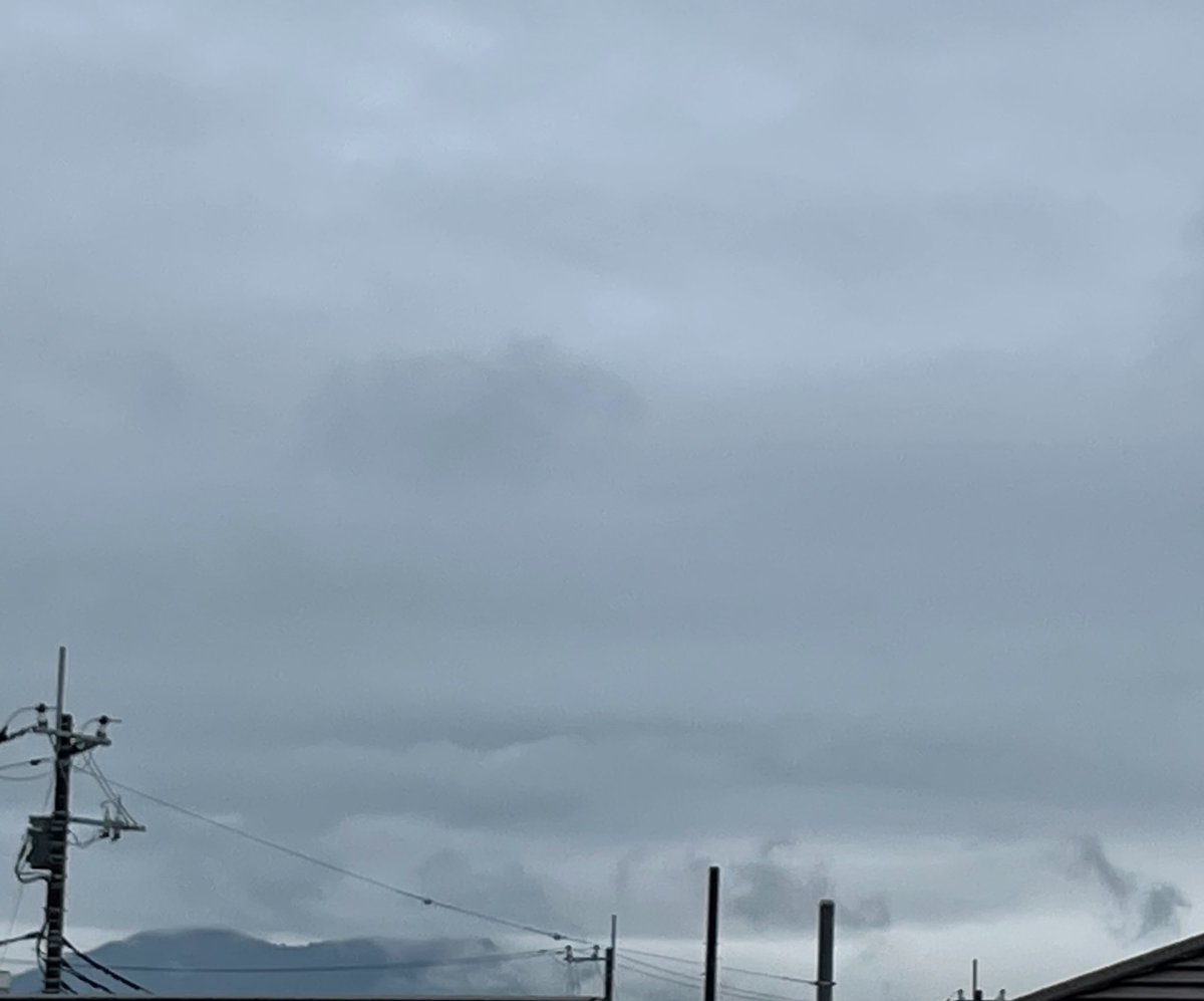 slowslowfood's tweet photo. 今日の天空劇場
西に仔象の行進🐘
山が見えるようになった
雨は上がってる
自分がどんなところにいるのか
噂ではなく
ファクトから知る
#ハザードマップ
https://t.co/wyGVXSmReJ
空にはファクト
#さっきの空
#イマソラ
#観天望気
#ご安全に😷💉🙏
#ThinkScientifically https://t.co/PIm1032v1c