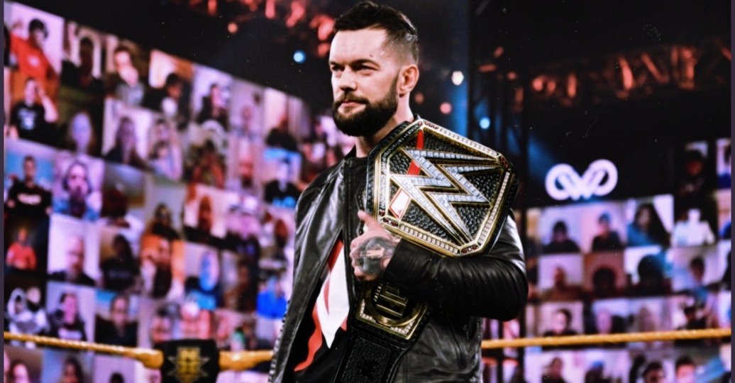 Finn balor with WWE championship looks so Perfect.Maybe he should capture i...