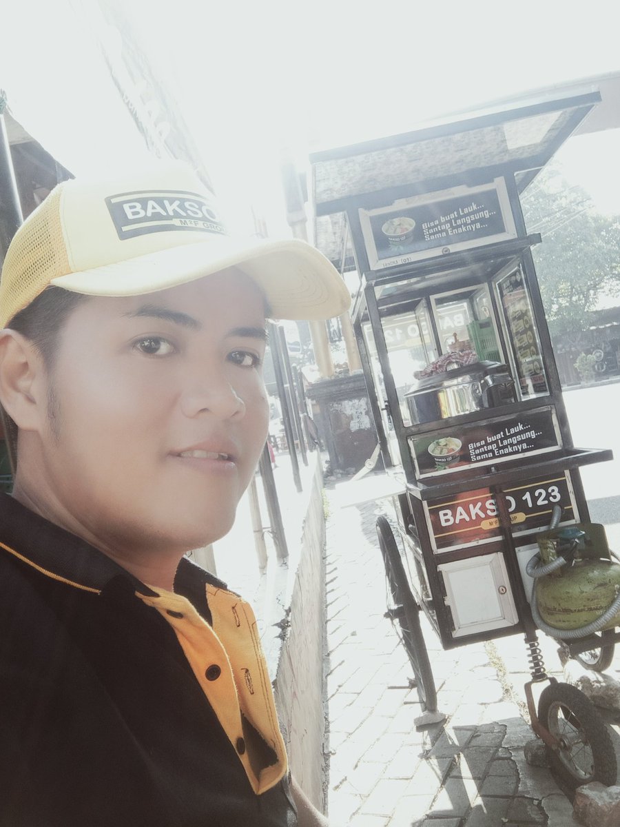 voadee's tweet photo. hari ini aku buka, aku LG mangkal jualan bakso di griya kencana 1 Ciledug, GK jauh dari asrama polri Ciledug n pool bus Dewi Sri nih dari jam 9pagi s/d 9malam, harga 10k s/d 20k sini mampir aja, aku tunggu! 🙏😁 https://t.co/6ceoDUizZ9