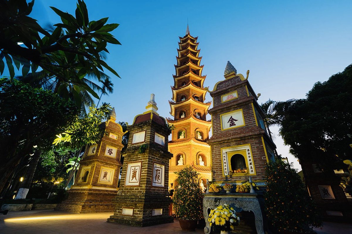 AWESOME_VN's tweet photo. Trấn Quốc, the oldest pagoda in Hanoi, located in an Islet of the Tây lake.
———————————
#TranQuoc #Pagoda #Tay #Lake #Hanoi #Vietnam https://t.co/Ml9EKg3TCI
