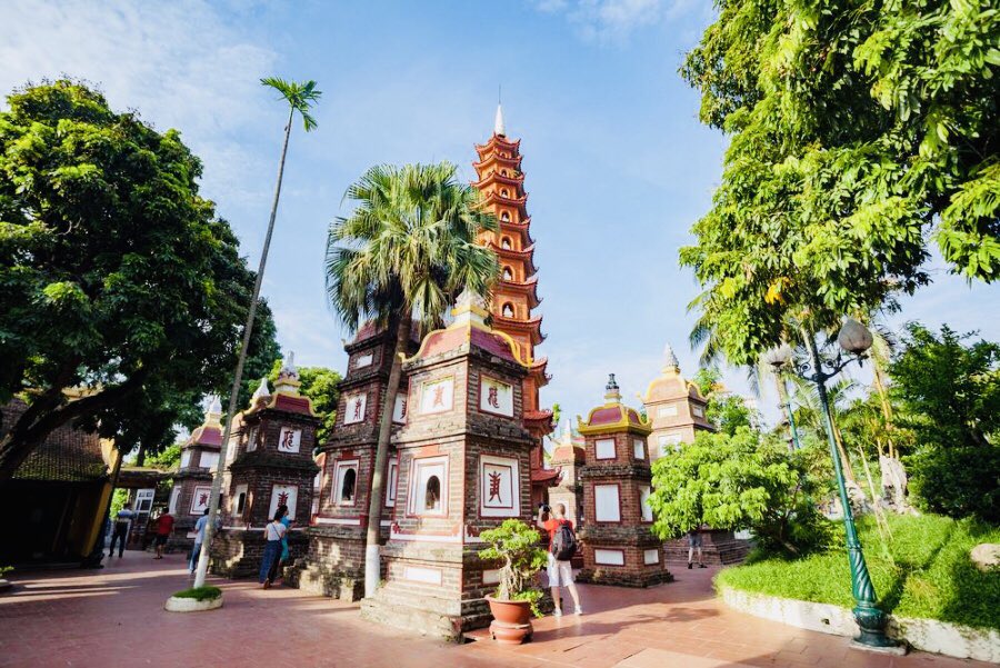 AWESOME_VN's tweet photo. Trấn Quốc, the oldest pagoda in Hanoi, located in an Islet of the Tây lake.
———————————
#TranQuoc #Pagoda #Tay #Lake #Hanoi #Vietnam https://t.co/Ml9EKg3TCI
