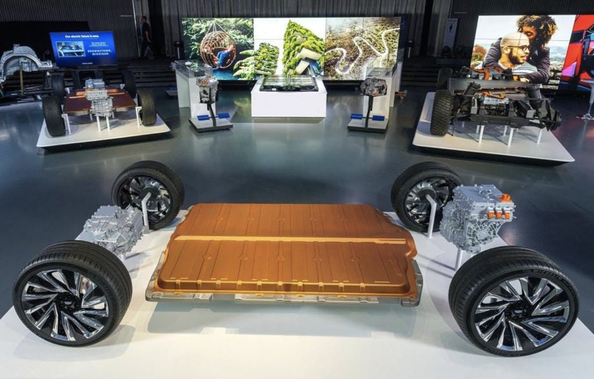 Forbes's tweet photo. Honda's first electric crossover, the GM-built Prologue arrives in 2024 https://t.co/3cEYgmkqR1 https://t.co/1EQWrnioLH
