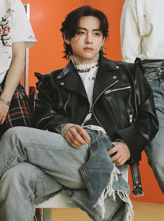 taeteland's tweet photo. the way kim taehyung sits like a king https://t.co/3QwBcsVAuN