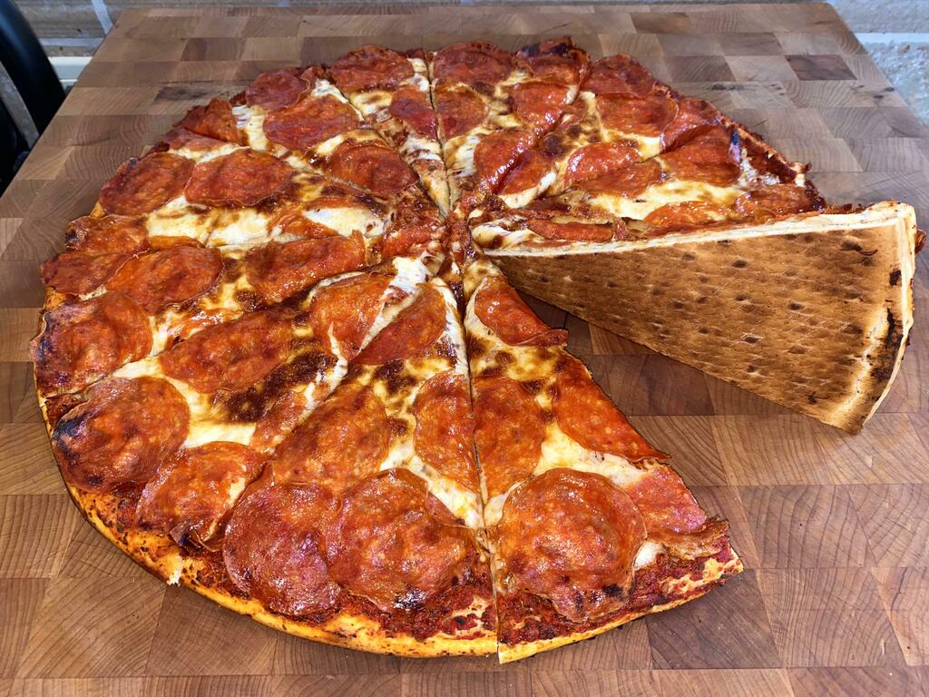 thebrillkitchen's tweet photo. "true [homemade] sourdough cracker crust pizza" by: PlCTURES 🍔 Get a free sample of my toaster oven recipe eBook: https://t.co/XAe1SHdIye https://t.co/EPUzoLdbBz